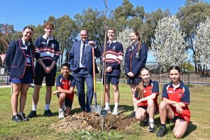  Principal Mr John Thompson along with Primary 
and Secondary student leaders plant the Principal’s 
Recognition tree as part of the farewell celebrations